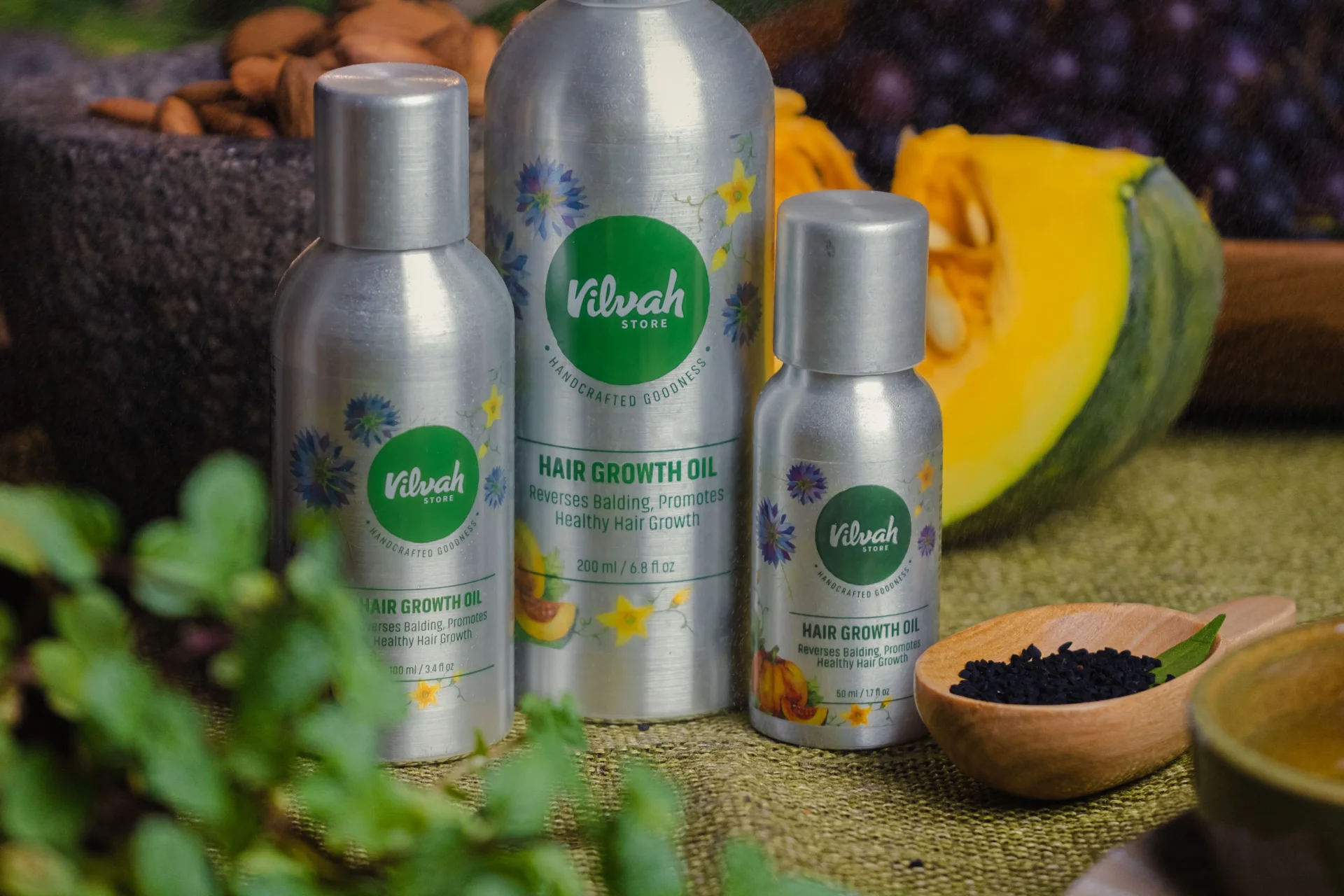 Butelki organicznego olejku do włosów z naturalnymi składnikami, takimi jak nasiona i orzechy.