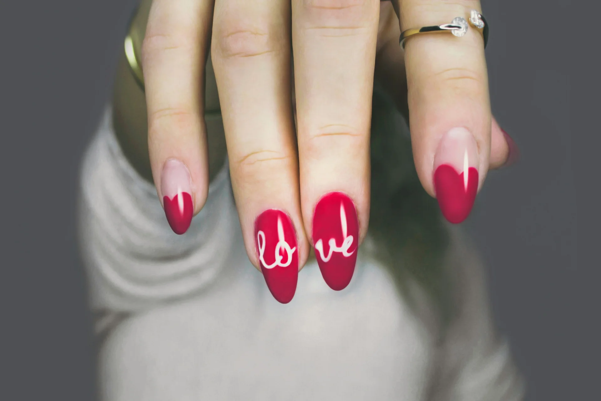 Zbliżenie na kobiece dłonie z delikatnym, różowym manicure, podkreślającym naturalne piękno.